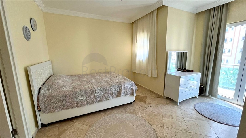 Простора квартира 2 + 1 з басейном і розвиненою інфраструктурою в центрі Махмутлара