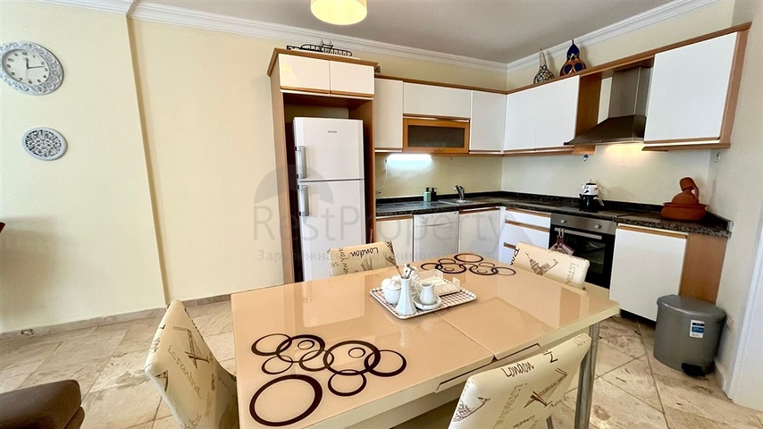 Простора квартира 2 + 1 з басейном і розвиненою інфраструктурою в центрі Махмутлара