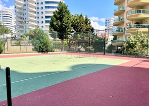 Простора квартира 2 + 1 з басейном і розвиненою інфраструктурою в центрі Махмутлара