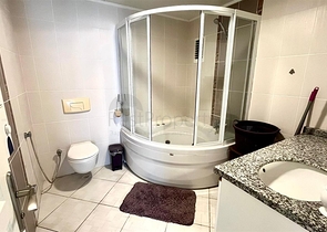 Простора квартира 2 + 1 з басейном і розвиненою інфраструктурою в центрі Махмутлара