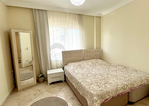 Простора квартира 2 + 1 з басейном і розвиненою інфраструктурою в центрі Махмутлара