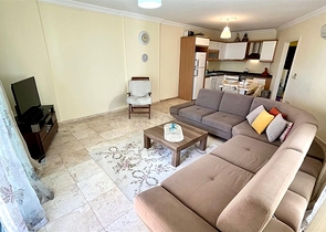 Простора квартира 2 + 1 з басейном і розвиненою інфраструктурою в центрі Махмутлара