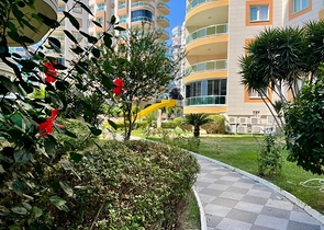 Простора квартира 2 + 1 з басейном і розвиненою інфраструктурою в центрі Махмутлара