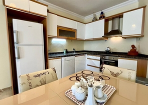 Простора квартира 2 + 1 з басейном і розвиненою інфраструктурою в центрі Махмутлара