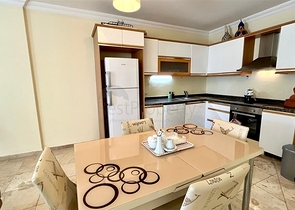 Простора квартира 2 + 1 з басейном і розвиненою інфраструктурою в центрі Махмутлара