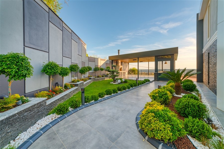 Простора вілла 4 + 1 з видом на море і власною інфраструктурою в Кестелі