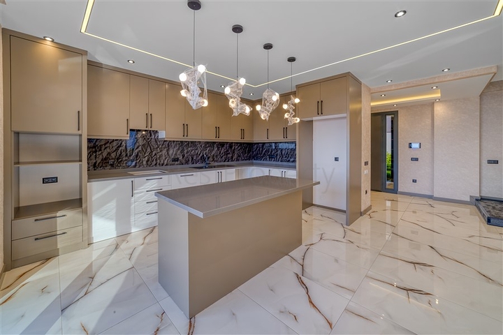 Простора вілла 4 + 1 з видом на море і власною інфраструктурою в Кестелі