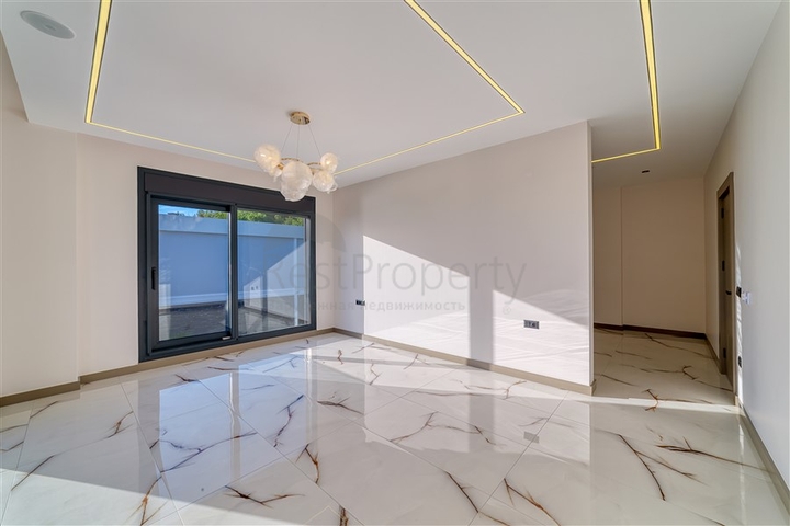 Простора вілла 4 + 1 з видом на море і власною інфраструктурою в Кестелі