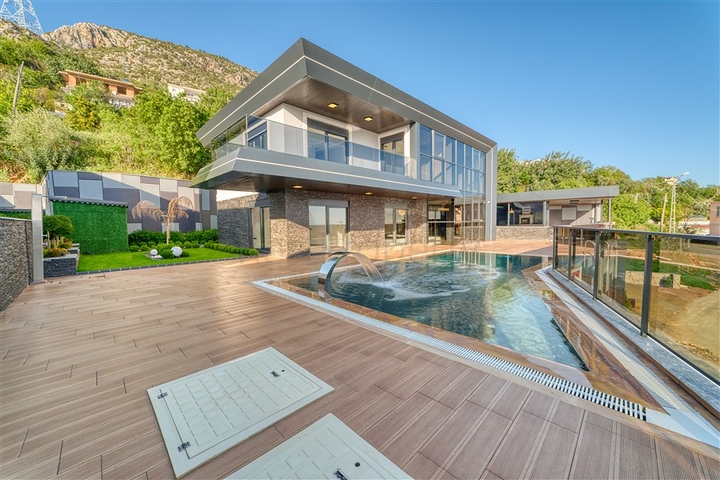 Простора вілла 4 + 1 з видом на море і власною інфраструктурою в Кестелі