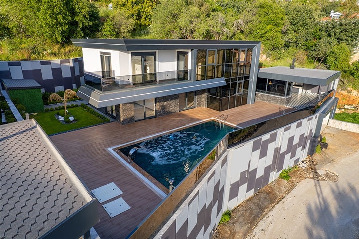 Простора вілла 4 + 1 з видом на море і власною інфраструктурою в Кестелі