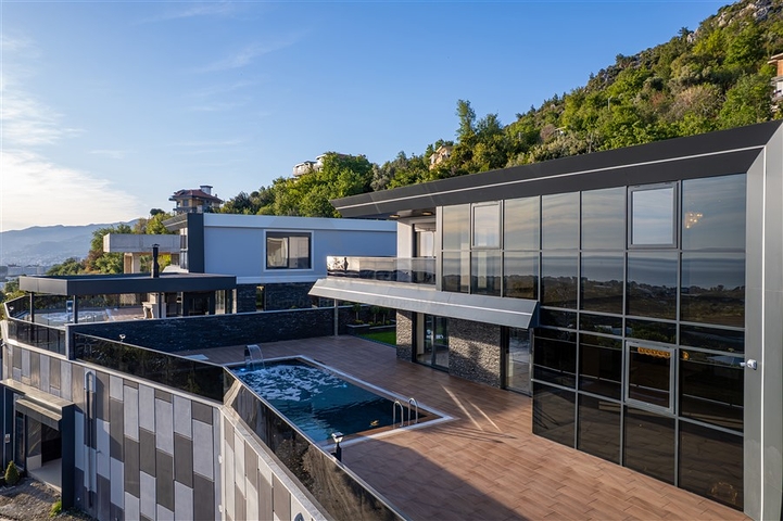 Простора вілла 4 + 1 з видом на море і власною інфраструктурою в Кестелі