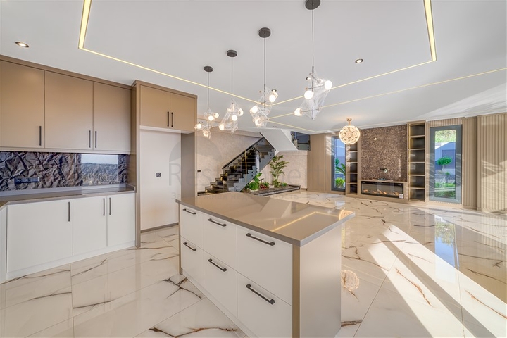 Простора вілла 4 + 1 з видом на море і власною інфраструктурою в Кестелі