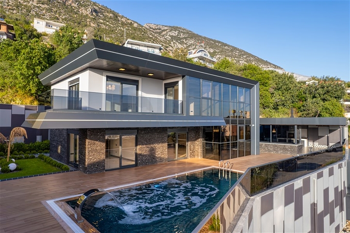 Простора вілла 4 + 1 з видом на море і власною інфраструктурою в Кестелі