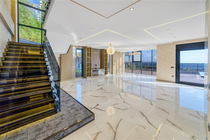 Простора вілла 4 + 1 з видом на море і власною інфраструктурою в Кестелі