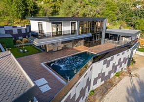 Простора вілла 4 + 1 з видом на море і власною інфраструктурою в Кестелі