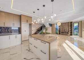 Простора вілла 4 + 1 з видом на море і власною інфраструктурою в Кестелі