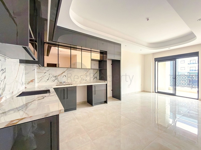 Простора квартира з сучасним дизайном в Махмутларі