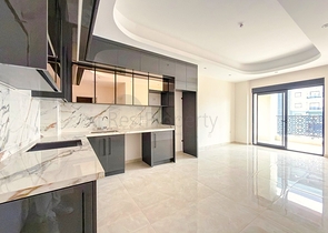 Простора квартира з сучасним дизайном в Махмутларі