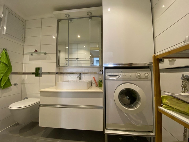 Простора квартира 2 + 1 поруч з морем в тихому зеленому районі