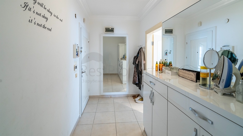 Простора квартира 2 + 1 поруч з морем в тихому зеленому районі