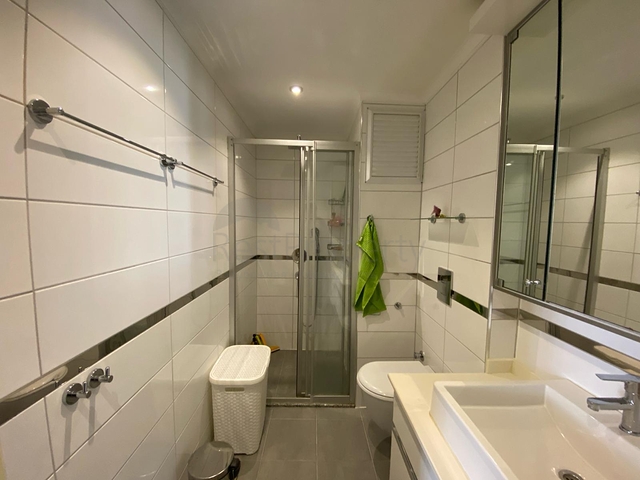 Простора квартира 2 + 1 поруч з морем в тихому зеленому районі