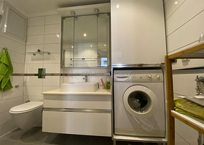 Простора квартира 2 + 1 поруч з морем в тихому зеленому районі