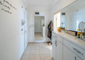 Простора квартира 2 + 1 поруч з морем в тихому зеленому районі