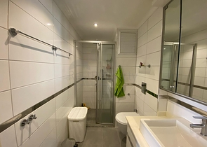 Простора квартира 2 + 1 поруч з морем в тихому зеленому районі