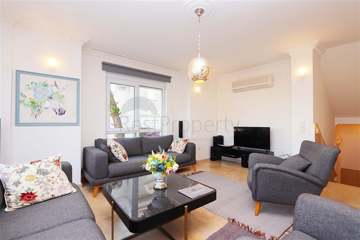 Вілла з просторою терасою в зеленій частині району Конакли