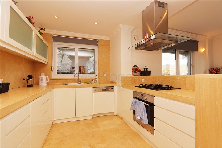 Вілла з просторою терасою в зеленій частині району Конакли