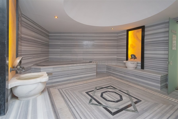 Вілла з просторою терасою в зеленій частині району Конакли