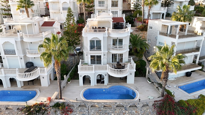 Вілла з просторою терасою в зеленій частині району Конакли