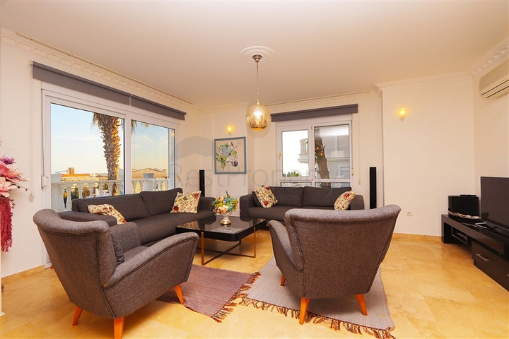 Вілла з просторою терасою в зеленій частині району Конакли