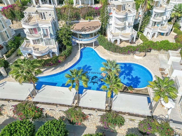 Вілла з просторою терасою в зеленій частині району Конакли