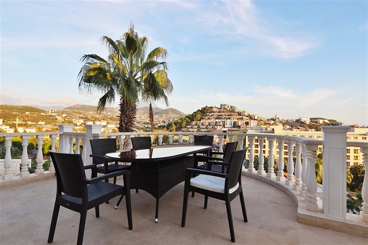 Вілла з просторою терасою в зеленій частині району Конакли