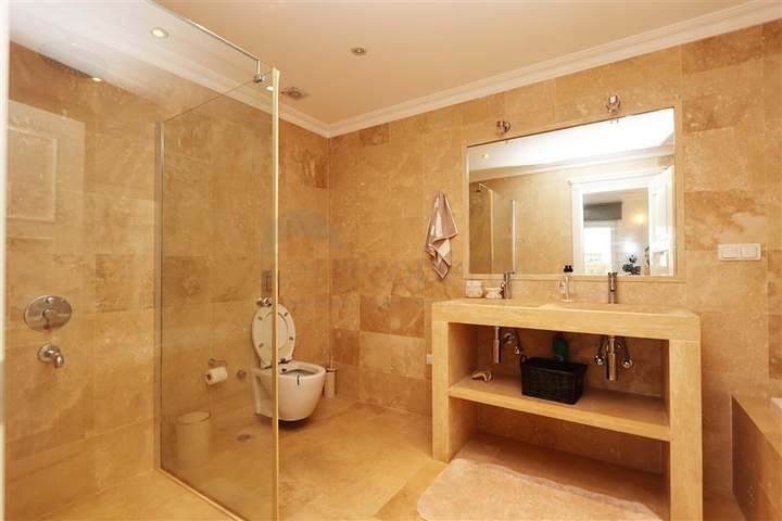 Вілла з просторою терасою в зеленій частині району Конакли