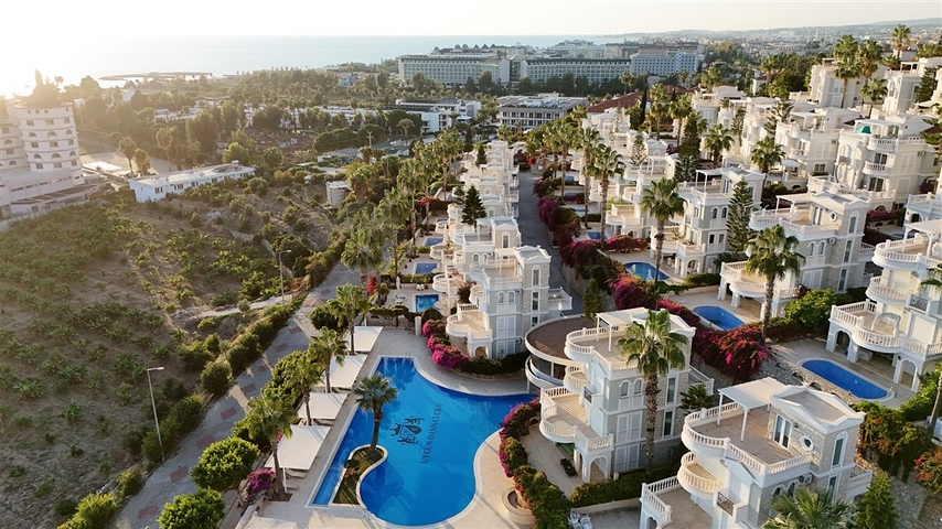 Вілла з просторою терасою в зеленій частині району Конакли