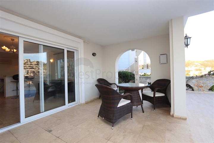 Вілла з просторою терасою в зеленій частині району Конакли