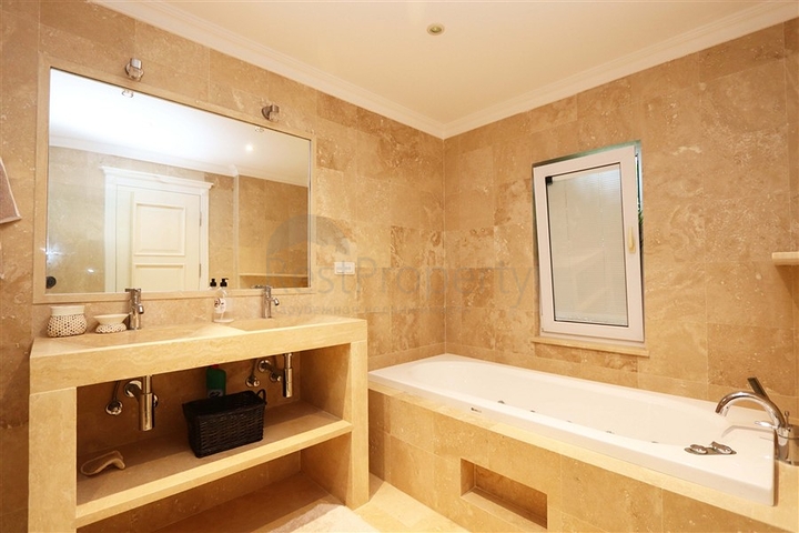 Вілла з просторою терасою в зеленій частині району Конакли