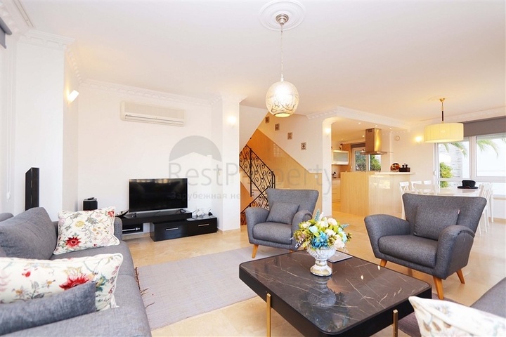 Вілла з просторою терасою в зеленій частині району Конакли