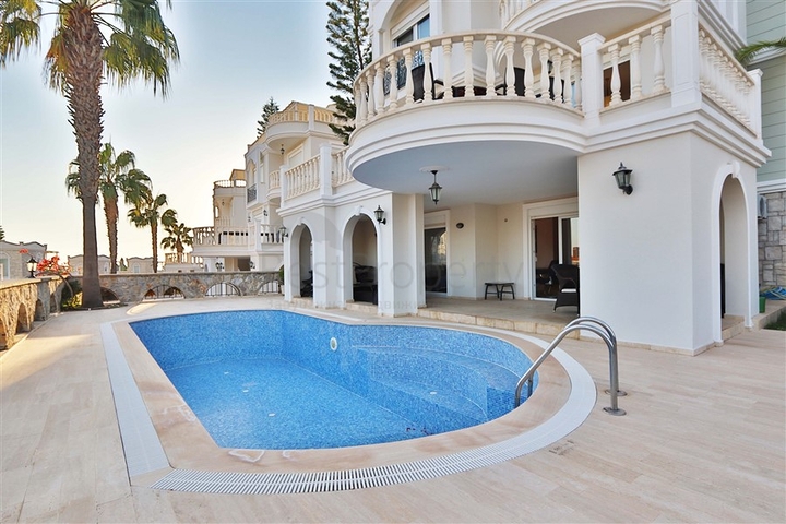 Вілла з просторою терасою в зеленій частині району Конакли