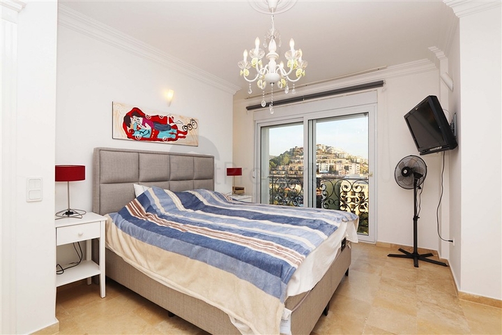 Вілла з просторою терасою в зеленій частині району Конакли