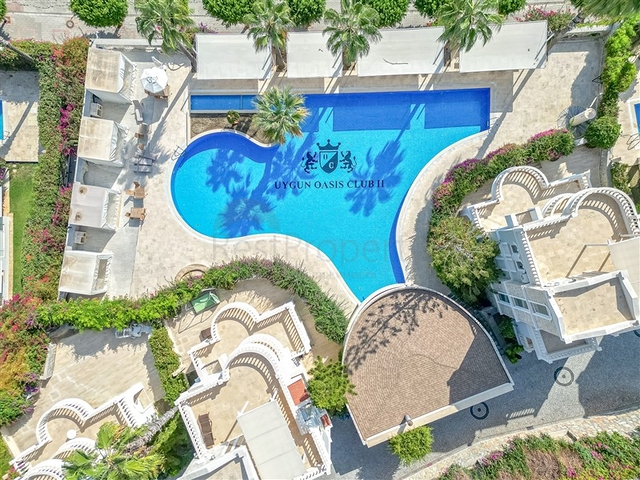 Вілла з просторою терасою в зеленій частині району Конакли