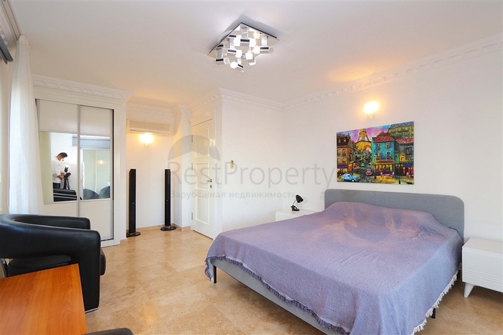 Вілла з просторою терасою в зеленій частині району Конакли