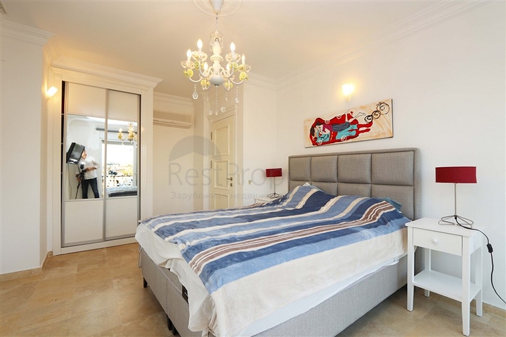 Вілла з просторою терасою в зеленій частині району Конакли