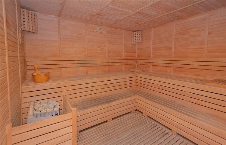 Вілла з просторою терасою в зеленій частині району Конакли