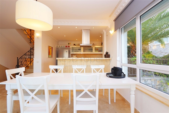 Вілла з просторою терасою в зеленій частині району Конакли