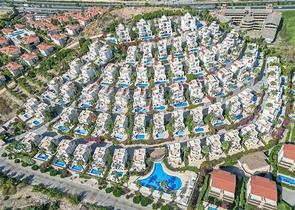 Вілла з просторою терасою в зеленій частині району Конакли