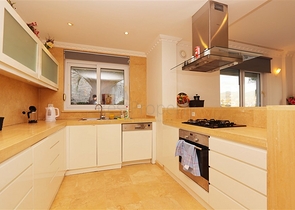 Вілла з просторою терасою в зеленій частині району Конакли