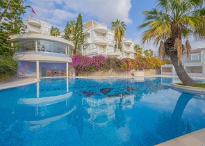 Вілла з просторою терасою в зеленій частині району Конакли